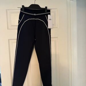 ALO Yoga Women's Airbrush 7/8 Heart Throb Leggings in Black with White Piping